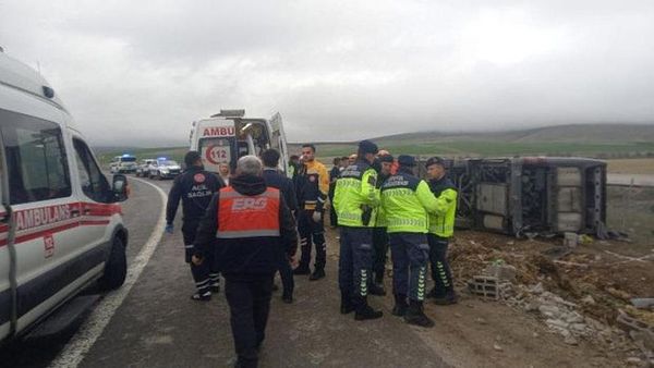 Aksaray’da Otobüs Devrildi: 20 Kişi Yaralandı