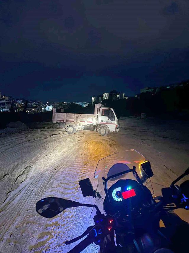 Kuşadası'nda Kaçak Moloz Döken Kamyonet Sürücüsüne Ceza Kesildi