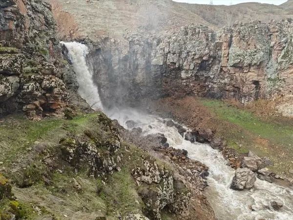 Muş'ta Kar Erimesi ve Yağışlar Şelaleleri Canlandırdı