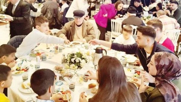 İstanbul Valisi Gül Darülaceze'de: Büyük Bir Aileyiz