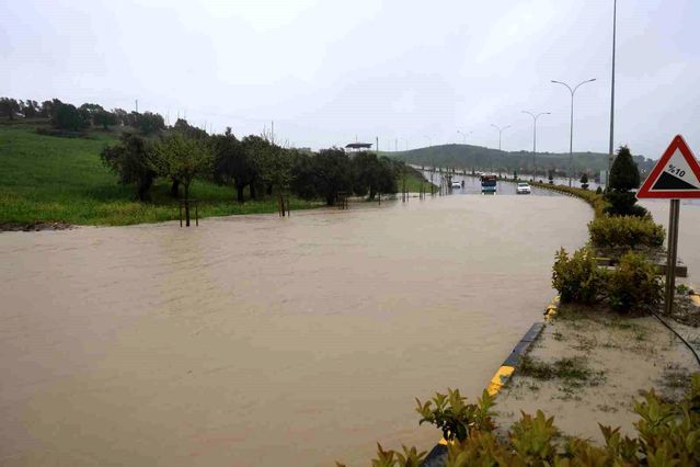 Antakya'da Yoğun Yağış Nedeniyle Eğitime 10 Nisan'da Ara Verildi