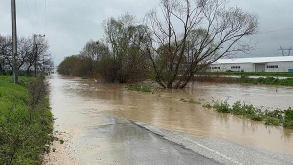 Bursa'yı Şiddetli Sağanak Vurdu: Araçlar ve Evler Su Altında Kaldı