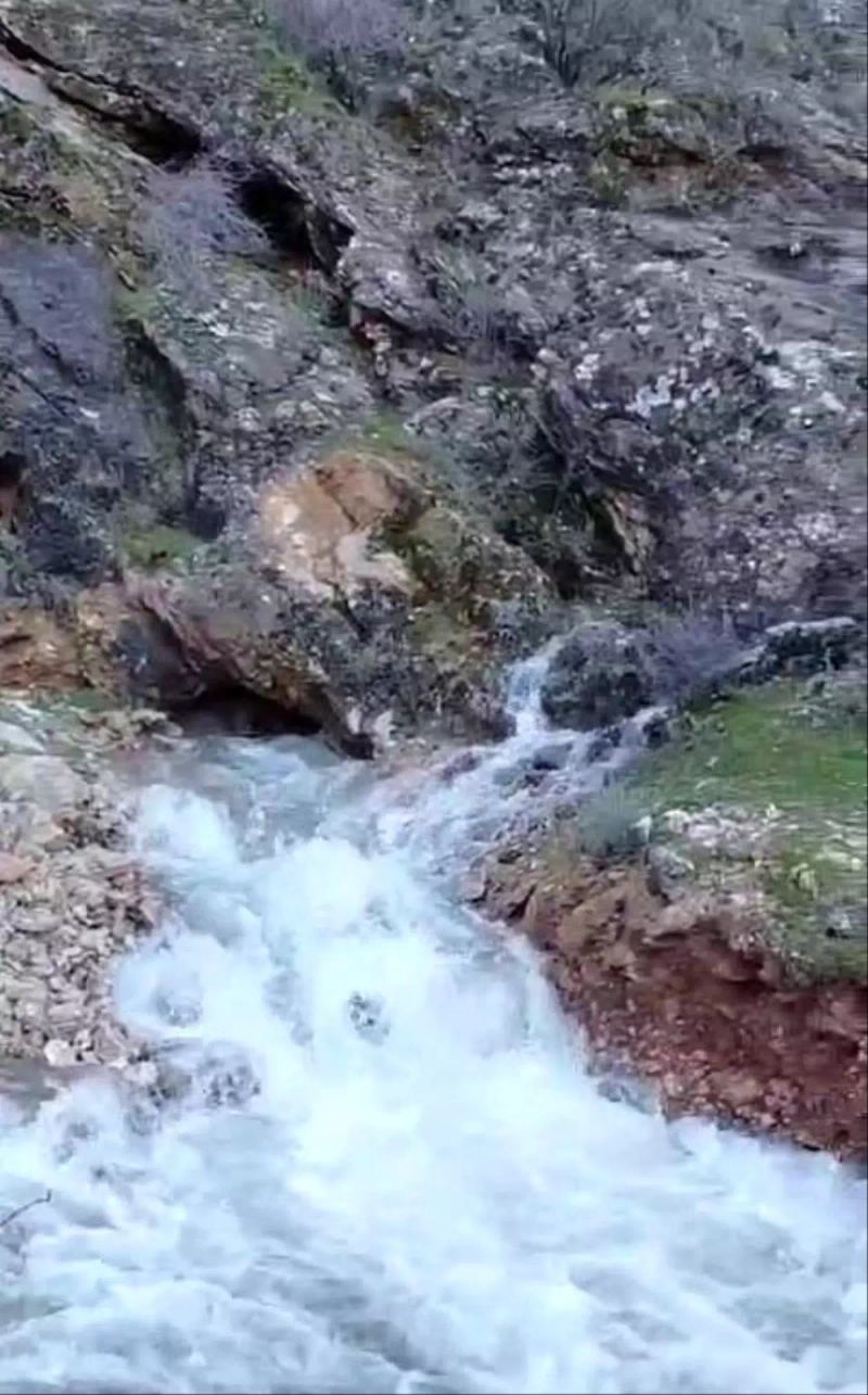 Adıyaman'da Kuvvetli Yağış Kayalıklardan Su Çıkmasına Neden Oldu