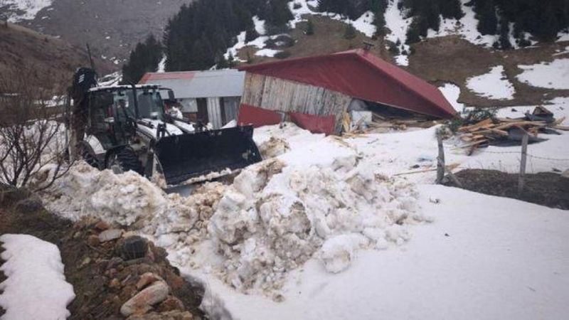 Ordu'nun Kabadüz ilçesinde çığ evin bir kısmını yıktı