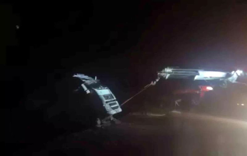 Siirt'te Kaygan Yolda Devrilen Tırın Sürücüsü Hafif Yaralandı