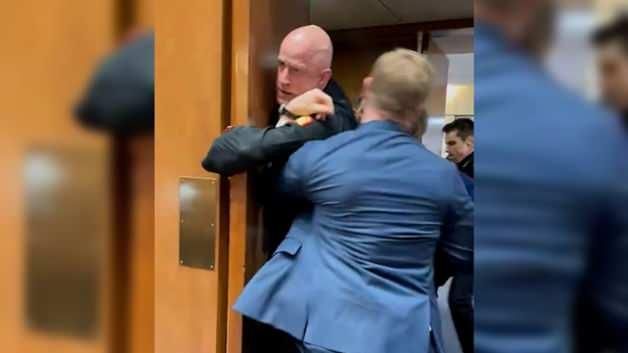 Eski ABD Deniz Piyadesi Brian McGuinness'in Kolunun Kırıldığı Kongre Protestosu