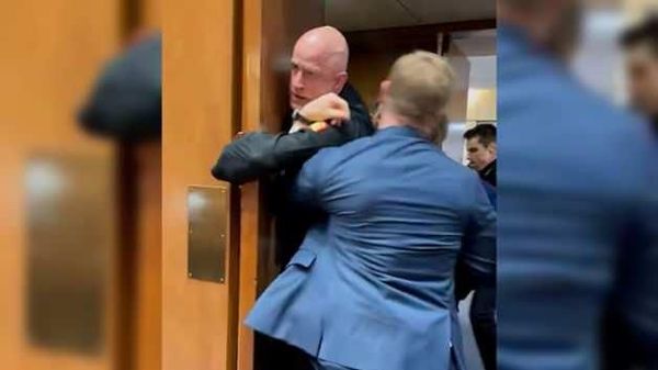 Eski ABD Deniz Piyadesi Brian McGuinness'in Kolunun Kırıldığı Kongre Protestosu