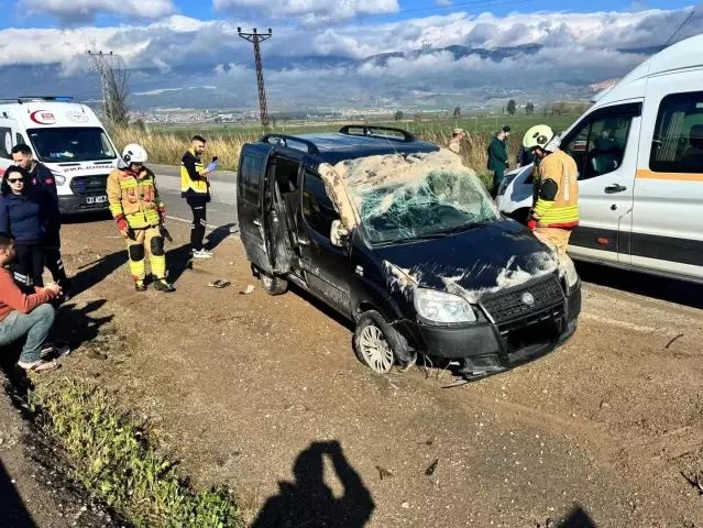 Kırıkhan'da Hafif Ticari Araç Devrildi, Sürücü Yaralandı