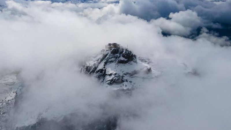 Şebinkarahisar Kalesi Nisan Karıyla Beyaz Bir Masala Dönüştü