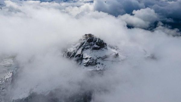 Şebinkarahisar Kalesi Nisan Karıyla Beyaz Bir Masala Dönüştü