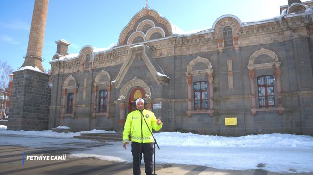 Kars Polisi, 'Emniyet İçin Çal, Huzur İçin Söyle' Projesiyle Müzikal Mesaj Verdi