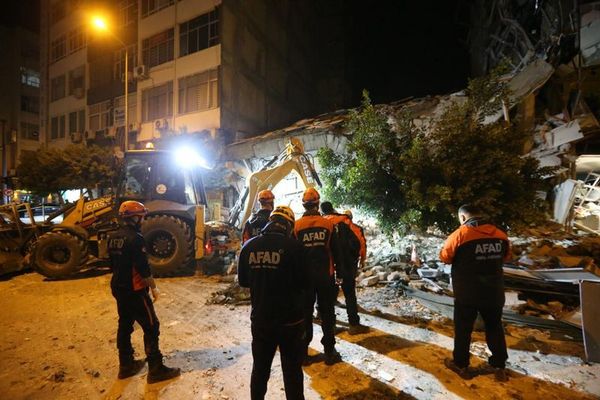 Hatay'da Ağır Hasarlı 6 Katlı Bina Yıkım Sırasında Çöktü
