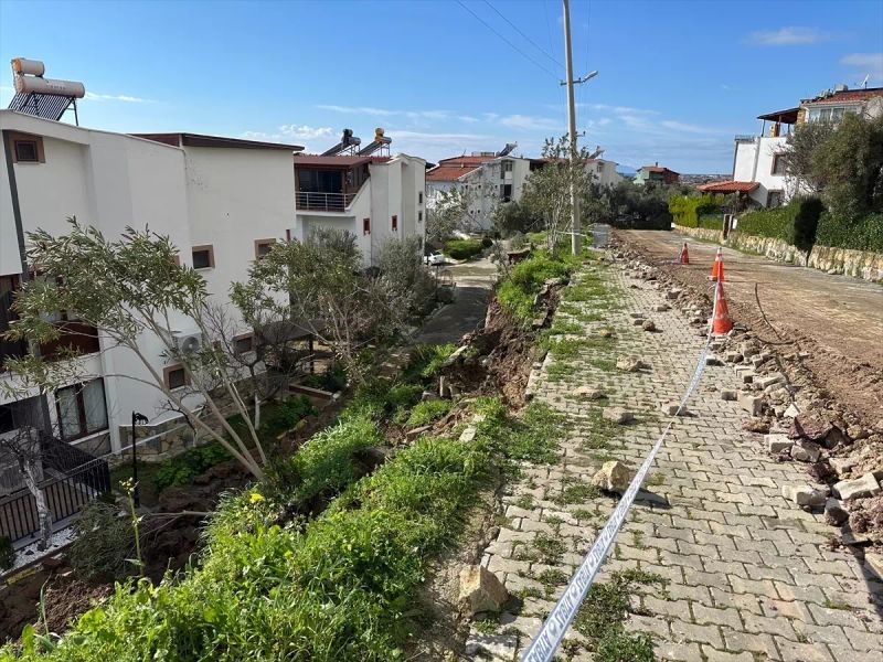 Çanakkale Ayvacık'ta Sitelerin İstinat Duvarı Sağanak Sonrası Çöktü