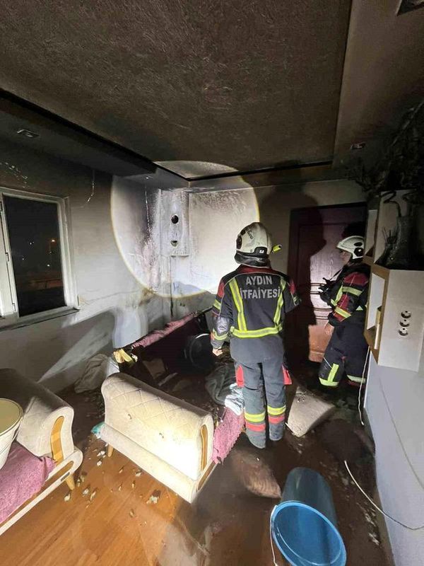 Aydın Efeler'de Ev Yangını: 2 Kişi Dumandan Etkilendi