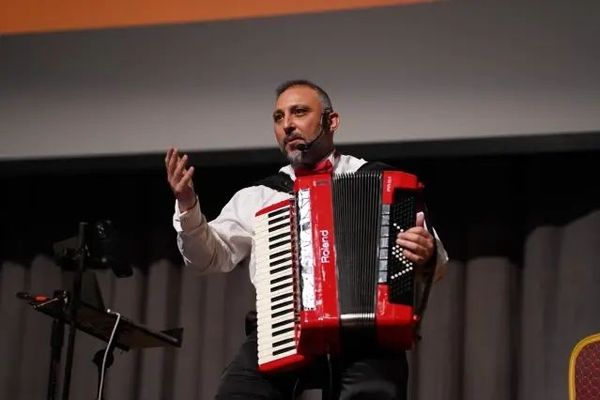 Evrim Kaşıkçı, Isparta'da 'Kadın ve Göç' Temalı Müzikli Söyleşi Düzenledi