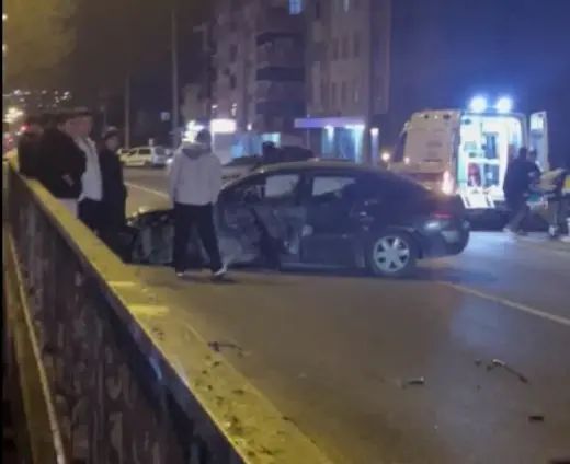 Samsun'da Kediye Çarpmamak İçin Manevra Yapan Araç Korkuluklara Çarptı: İki Yaralı