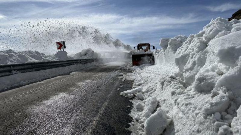4 Ay Sonra Karla Kaplı 70 Km’lik Yol Açılmaya Başlandı