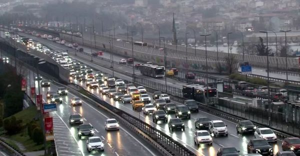 İstanbul'da Bayram Sonu Trafik Yoğunluğu Yüzde 60'a Ulaştı