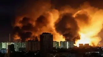 Kartal'da Park Halindeki Araca Çarpan Hafif Ticari Araçtaki 4 Kişi Yaralandı