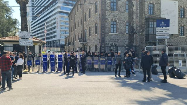 İzmir'de Eski DGM Binalarının Tahliye Süreci ve Oturma Eylemi Devam Ediyor