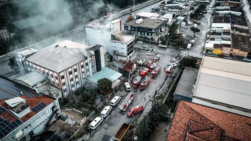 Bornova'daki Ayakkabı Fabrikasında Çıkan Yangın İtfaiyenin Müdahalesiyle Kontrol Altına Alındı