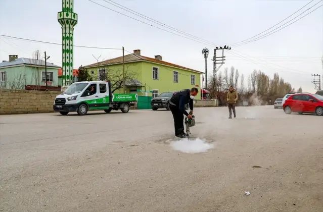Van Büyükşehir Belediyesi Yaz Aylarında Haşereyle Mücadeleyi Sürdürüyor