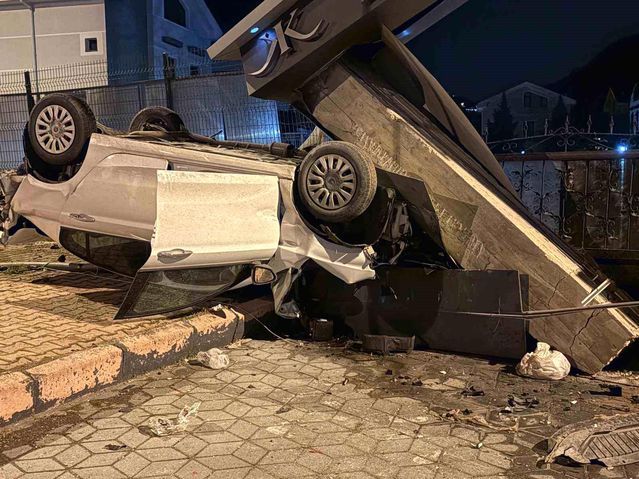 Kayseri’de Takla Atan Araç Site Girişine Çarptı, Sürücü Yaralandı
