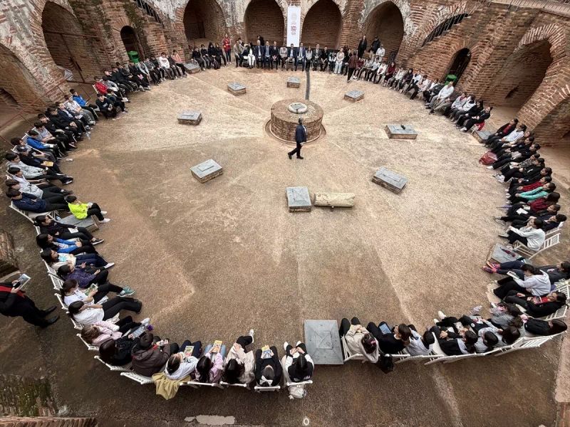 Alanya'da 800 Öğrenci Kızılkule'de Kitap Okuma Etkinliğinde Buluştu