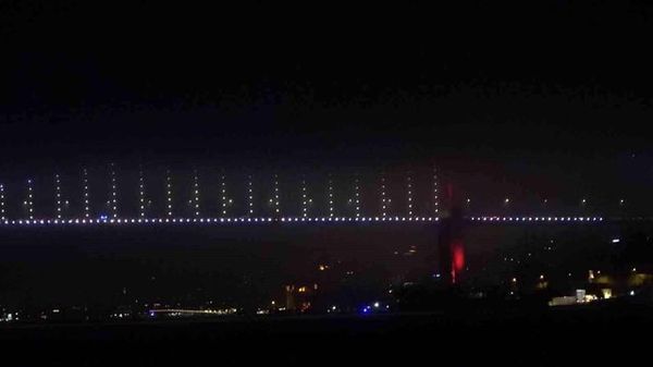 İstanbul'da Yoğun Sis Şehir Simgelerini Gizledi