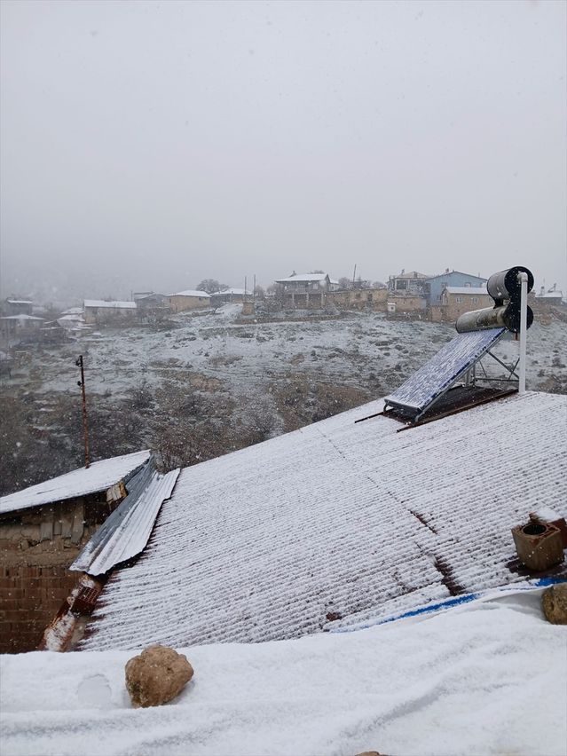 Elazığ'ın Yüksek Rakımlı Köylerinde Nisan Ayında Kar Yağışı Üreticileri Endişelendirdi