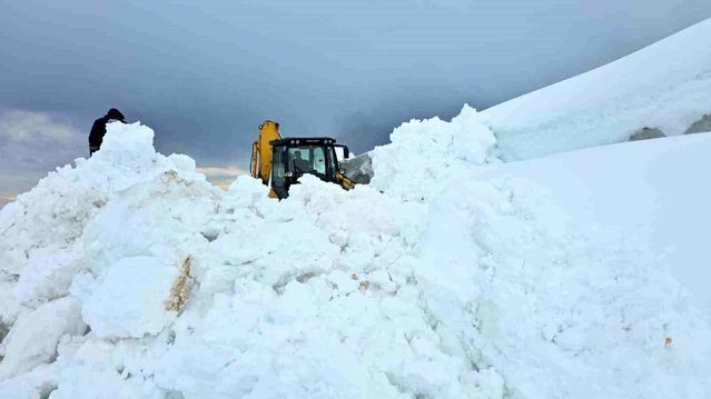 Aydınlar Beldesinde Yoğun Karla Mücadele Sürüyor
