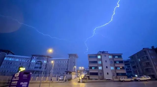 Karabük'te Gök Gürültülü Sağanak Yağmur ve Şimşek Gösterisi Yaşandı