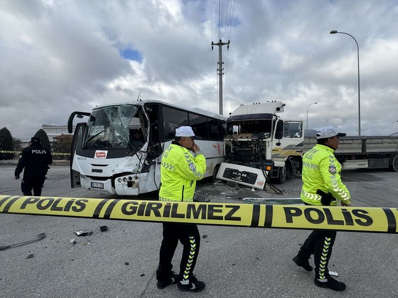 Karaman'da Midibüs ile Tır Çarpışması: 12 Kişi Yaralandı