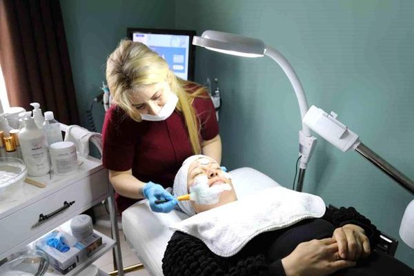 Marmaris'te Kadın Saha Personeline Ücretsiz Cilt Bakımı Hizmeti