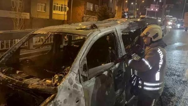 Kağıthane'de Seyir Halindeki Takside Yangın Çıktı, Yolcular Güvenle Tahliye Edildi