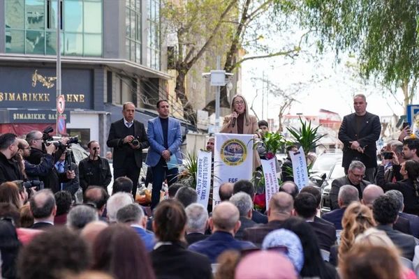 Eyyüp Kadir İnanç, Gençlik Eleştirilerine Yanıt Verdi ve İzmir Projelerini Değerlendirdi
