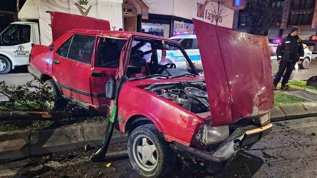 Bafra'da Kontrolden Çıkan Otomobilin Çarptığı Ağaç Diğer Aracın Üzerine Düştü
