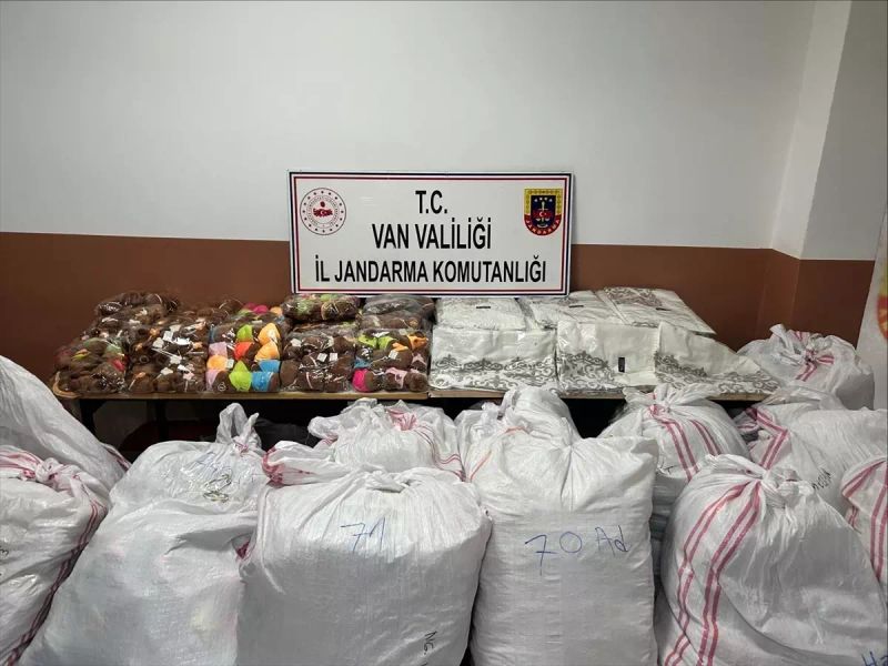 Başkalede 1 Ton Kaçak Gıda ve 12 Bin 825 Adet Kaçak Eşya Ele Geçirildi