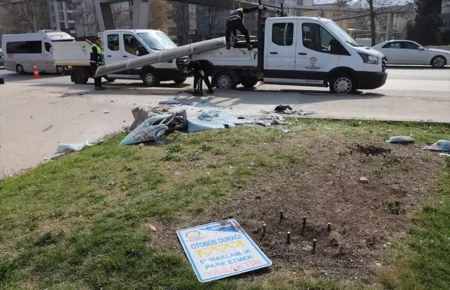 Pamukkale’de Minibüs, Otobüs Durağına Çarptı: 1 Yaralı