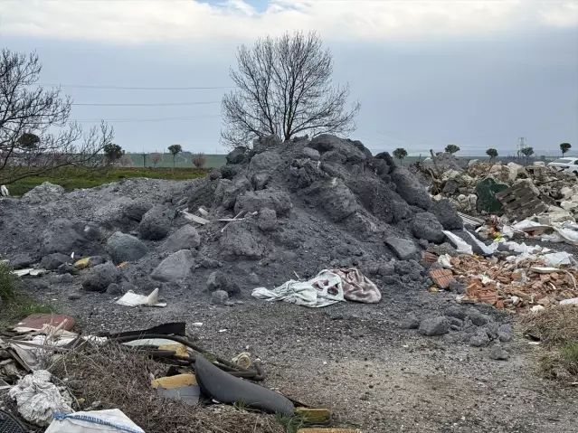 Muratlı'da Boş Arazilere Atılan Atıklar Mahallede Endişe Yarattı