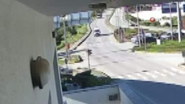 Bodrum'da Ambulans, Cipe Çarpmamak İçin Manevra Yapınca Devrildi: 4 Yaralı