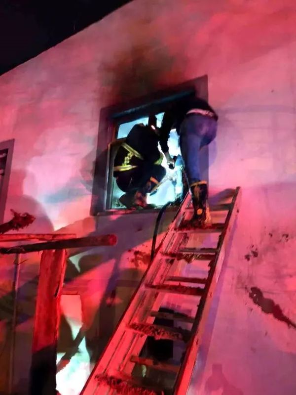 Siirt'te İki Katlı Evde Çıkan Yangın Kısa Sürede Söndürüldü