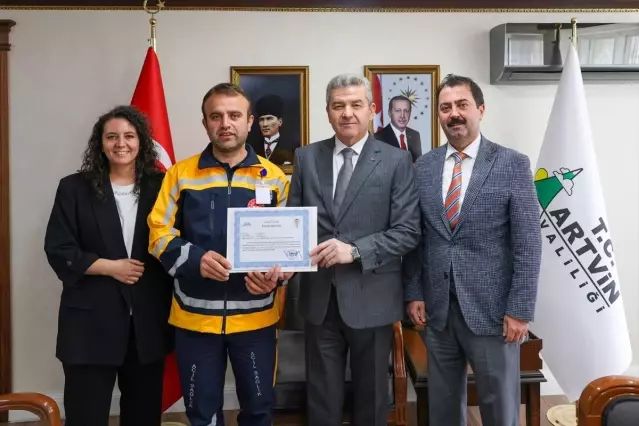 Artvin Valisi, Yılın Sağlık Çalışanlarını Başarı Belgeleriyle Ödüllendirdi