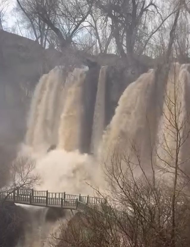 Sivas'taki Sızır Şelalesi Sel Sonrası Çamur Renginde Akıyor