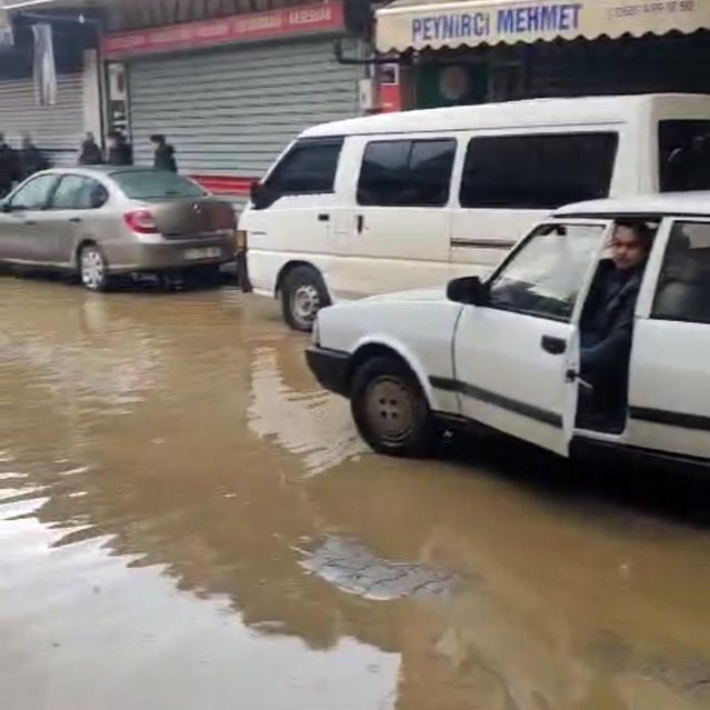 Ödemiş'te Sağanak Yağış Sokakları Su Altında Bıraktı