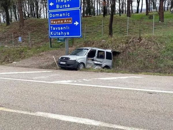 İnegöl'de Kamyonet ve Hafif Ticari Araç Çarpıştı: 4 Kişi Yaralandı