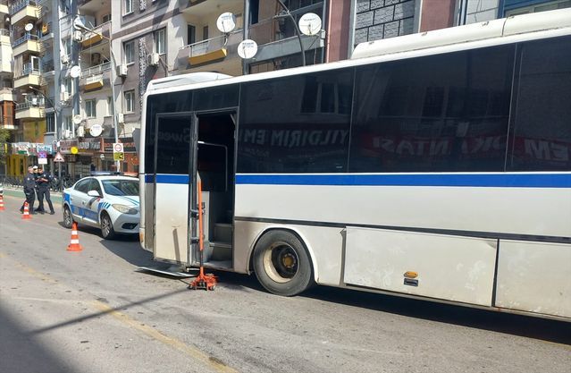 Manisa'da Otobüsün Altında Kalan Motor Ustası Ağır Yaralandı