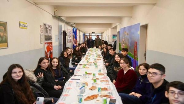 Ümraniye'de Liseli Gençler Ramazan Coşkusunu Okul Bahçelerinde Paylaşıyor