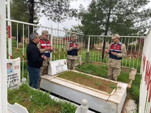 Şanlıurfa Jandarma Ekipleri Şehit Kabirlerini Ramazan Bayramı İçin Yeniledi