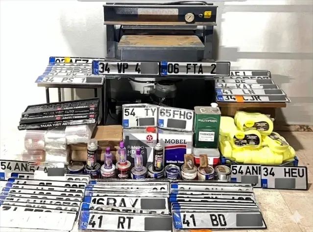 Sakarya'da Sahte Plaka Üretimine Yönelik Operasyonda 3 Kişi Gözaltına Alındı